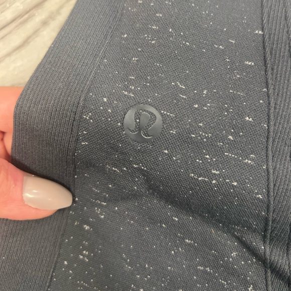 Lululemon navy leggings size 6 - Picture 3 of 4